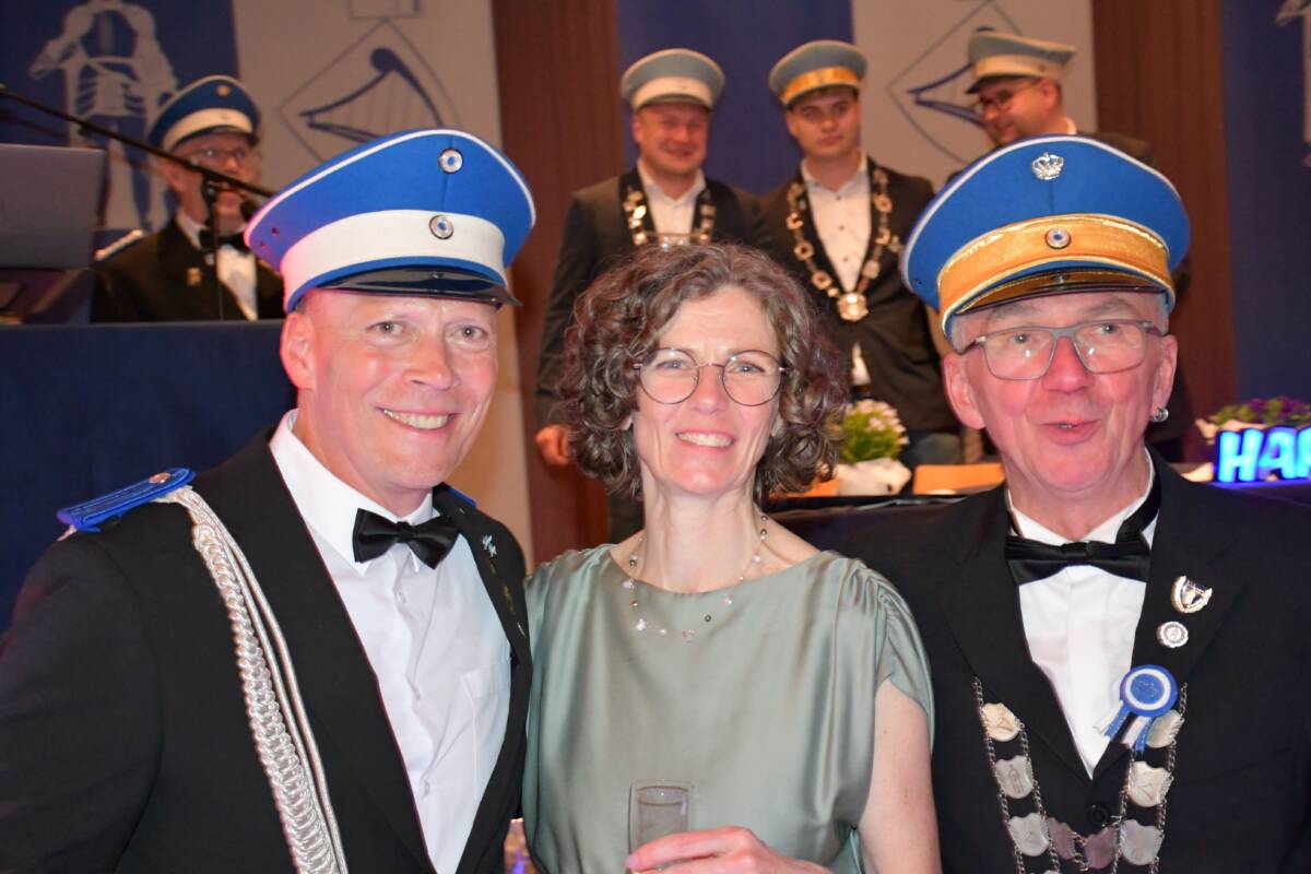 Das Maiabendfest 2026 kann kommen. : Ingo I. Battefeld regiert den BSV Harpen. Das Foto zeigt den König mit Adjutant Frank "Subo" Subkowski und Königsbegleiterin Marita Hintemann. Foto: BSV Harpen