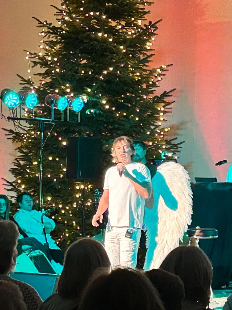 Michael Wurst ist ein Chamäleon mit Herz, nicht nur in der Musik: Er ist Sänger, Entertainer, Moderator und Stadionsprecher. 