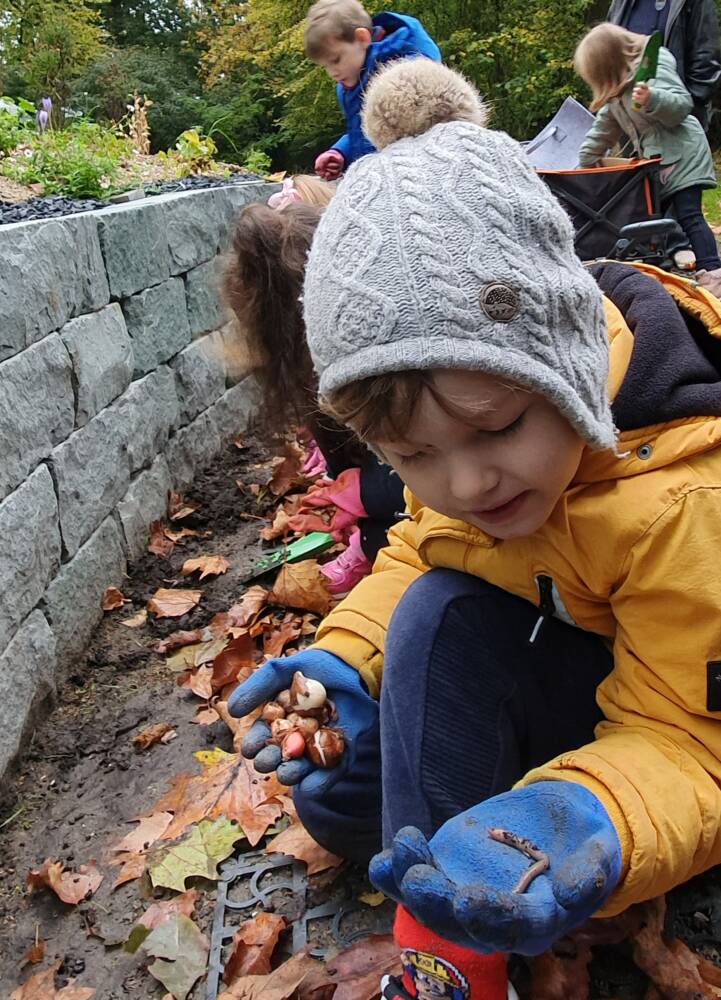 Maxi-Kinder bepflanzen Garten der Hoffnung