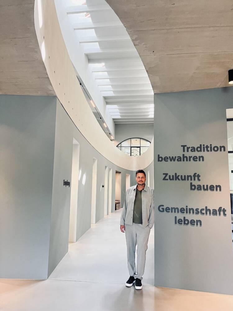 Geschäftsführer Markus Büning im beeindruckenden Eingangsbereich der ehemaligen Kirche., Ein zentraler ellipsenförmiger Luftraum verbindet Erd- und Obergeschoss.