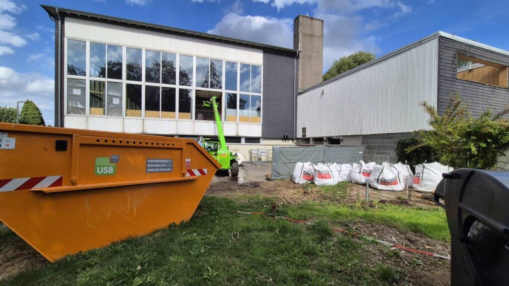Hier wird das Abbruchmaterial durch die geöffnete Glaswand des Ostbades transportiert. 