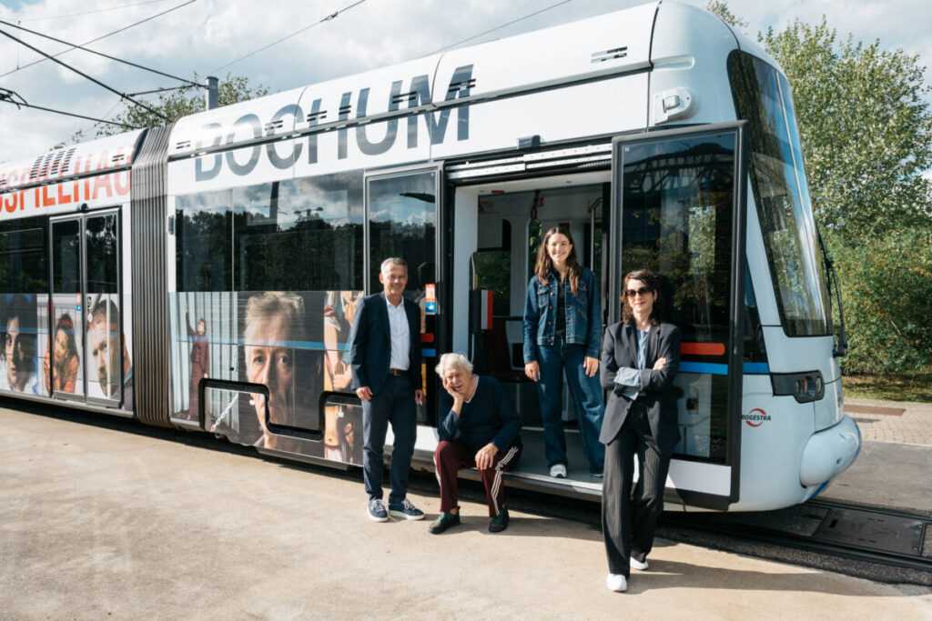 BOGESTRA-Vorstand Jörg Filter, Schauspielhaus-Intendant Johan Simons und die Schauspielerinnen Mona Vojacek Koper und Jele Brückner (v. li.) Foto: Daniel Sadrowski
