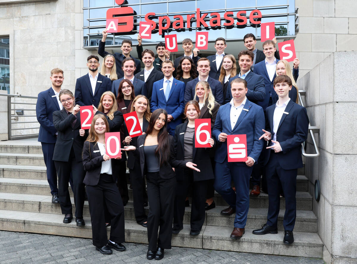 Insgesamt 27 neue Auszubildende starten bei der Sparkasse Bochum und beim S-ImmobilienDienst. Foto: Sparkasse Bochum