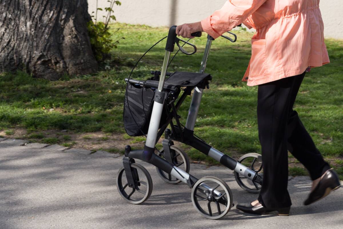Das Praxistraining hat sich für Rollator-Nutzer und -Nutzerinnen seit zehn Jahren bewährt. Foto: Adobestock/Rudolf Geiger