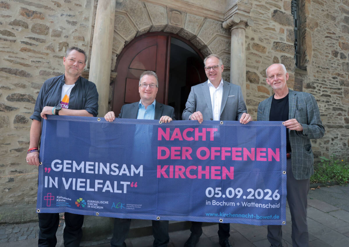 Vor der Pauluskirche Bochum stellten die Beteiligten die Kirchennacht 2026 vor, das Bild zeigt v.l.n.r. Pastor Tim Linder (ACK Bochum), Katholikenratsvorsitzender Christian Schnaubelt, Superintendent Dr. Gerald Hagmann (ev. Kirche Bochum) und Stadtdechant Propst Michael Ludwig (kath. Stadtkirche Bochum + Wattenscheid). Foto: Sebastian Sendlak / Bochum-Journal