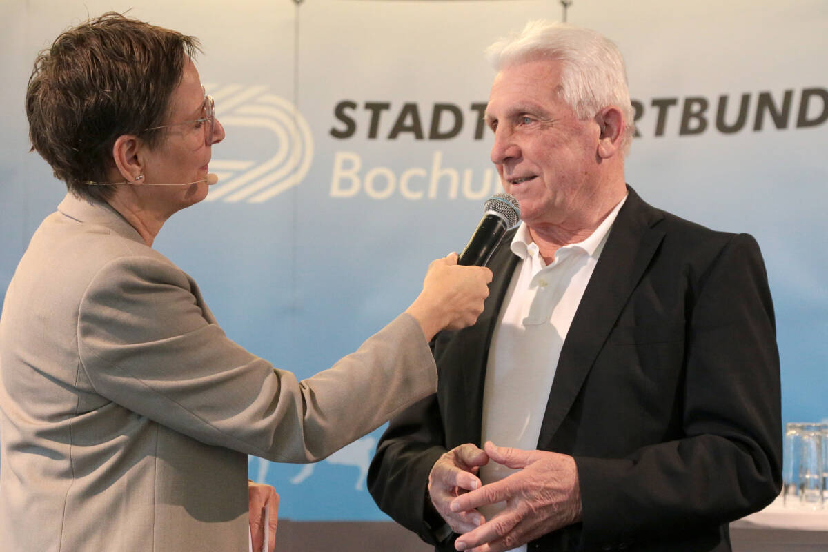 Fußball-Legende Klaus Fischer im Gespräch mit Katja Leistenschneider. Fotos: Andreas Molatta