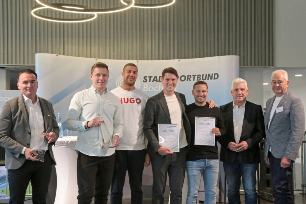 Die Ehrung der erfolgreichen Fußballer der SG Wattenscheid 09 und der DJK TuS Hordel. Mit dabei: Klaus Fischer (2.v.r.) und Ulrich Liebert (r.). Foto: Andreas Molatta