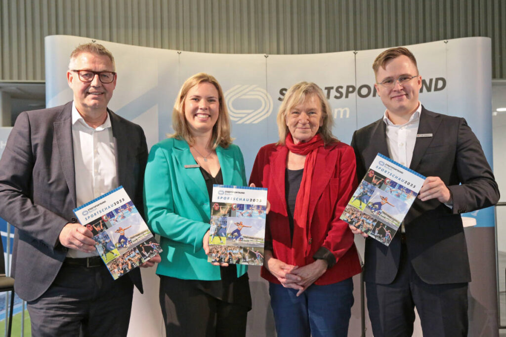 Traditioneller Höhepunkt beim Sommertreff: die Präsentation der Sportschau Bochum. V.l.: Frank Thiel, Sprecher der Geschäftsführung der Stadtwerke Bochum Holding GmbH, Katharina Lodde (Sparkasse Bochum) , Gaby Schäfer (SSB) und Marvin Umlauf (Sparkasse Bochum). Foto: Andreas Molatta