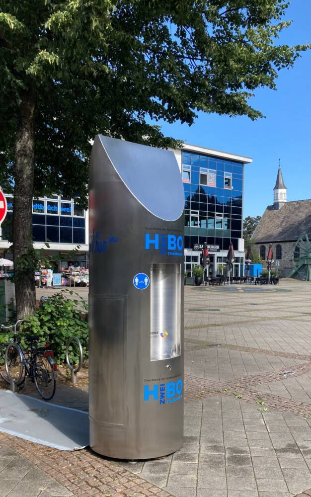 Der Trinkwasserbrunnen am Alten Markt in Wattenscheid gehört zu den 14 festen Standorten, an denen sich Menschen in der wärmeren Jahreszeit kostenlos mit Wasser für unterwegs versorgen können. Foto: STWBO