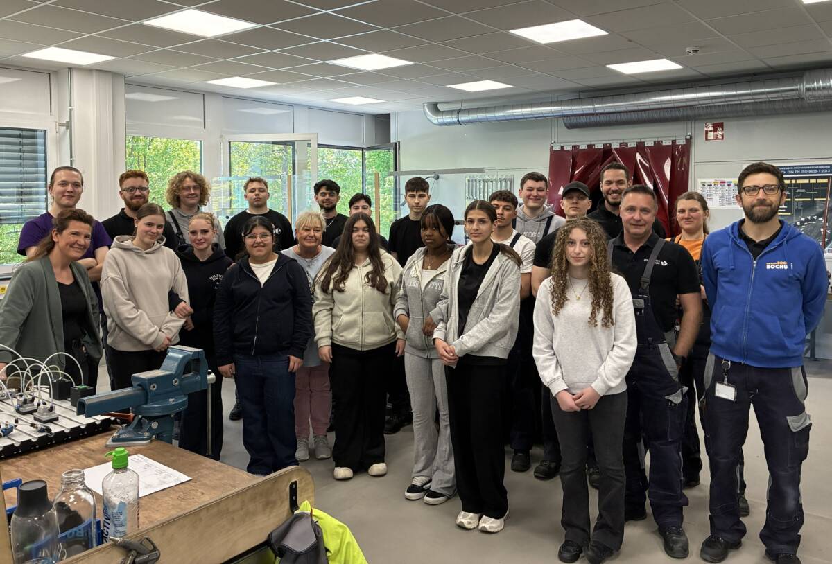 Beim diesjährigen Girl' Day haben Bochumer Schülerinnen wieder den Schulalltag gegen spannende Eindrücke in die technische Ausbildung bei den Stadtwerken Bochum getauscht. Foto: STWBO