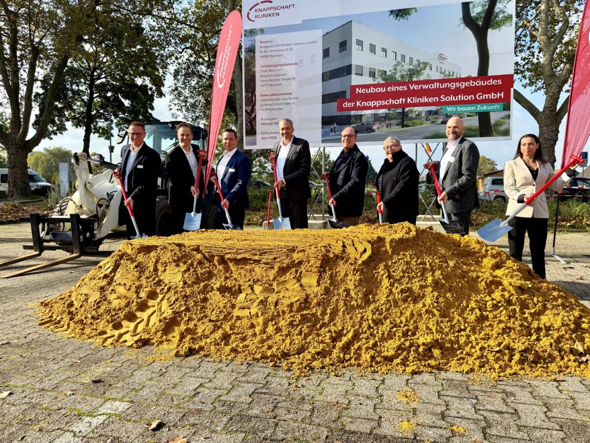 v.l.n.r.: Frank-Michael Frede, Hauptgeschäftsführer Knappschaft Kliniken Solution; Stephan Herchenröder von der weisenburger bau GmbH; Dennis Knoop, Geschäftsführer Knappschaft Kliniken Solution; Andreas Schlüter, Hauptgeschäftsführer (CEO) Knappschaft Kliniken; Bürgermeister der Stadt Bochum Dr. Sascha Dewender; Barbara Jeßel, Bürgermeisterin der Stadt Bochum; Christian Bauer, Geschäftsführer Operatives Geschäft (COO) Knappschaft Kliniken und Tatjana Quirin, Leitung Projektsteuerung Knappschaft Kliniken Solution.