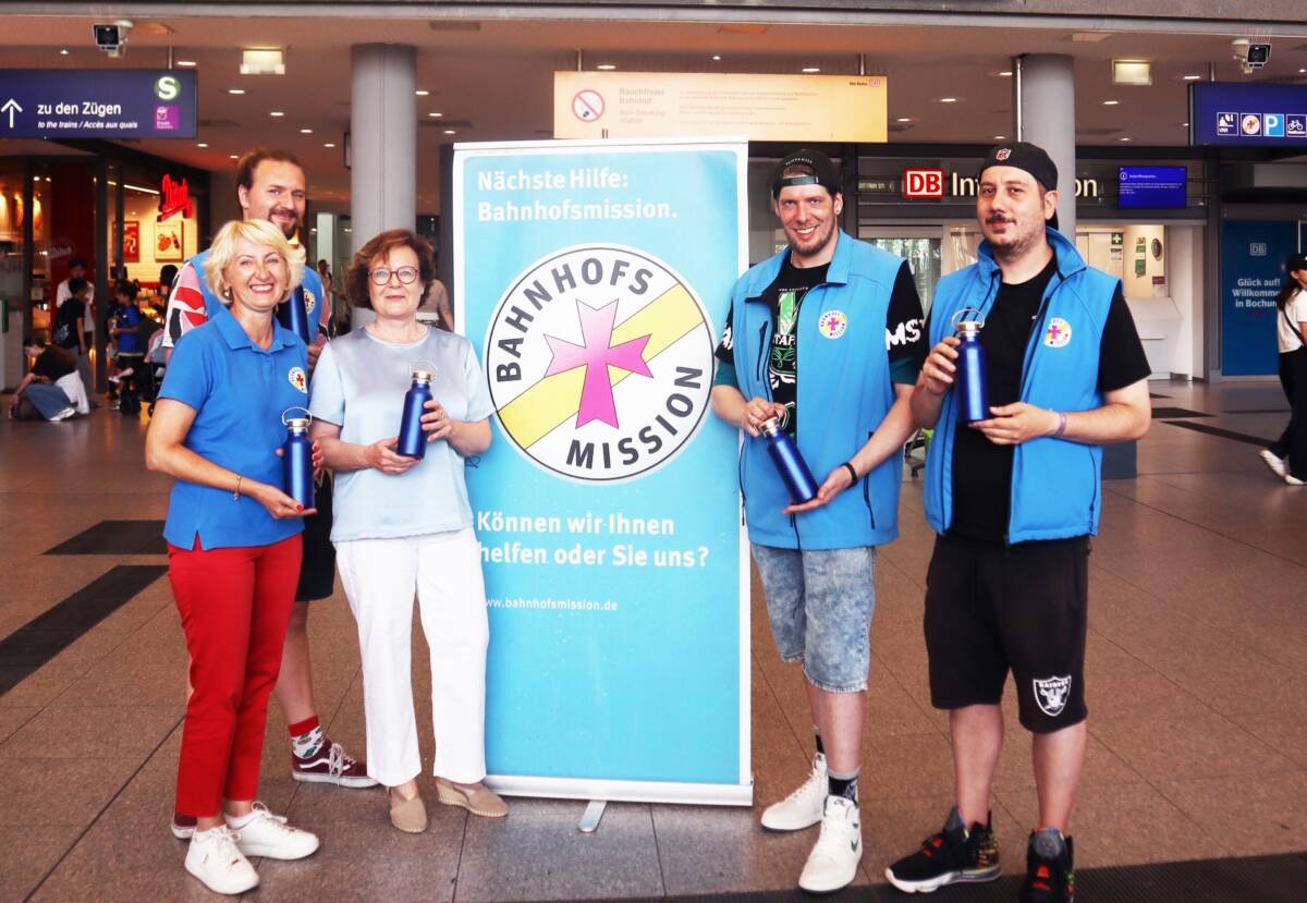 Daria Sengüner, Roman Tetzlacht und Barbara Menke mit zwei der Ehrenamtlichen der Bochumer Bahnhofsmission (v.l.n.r.). Foto: Caritas Ruhr-Mitte