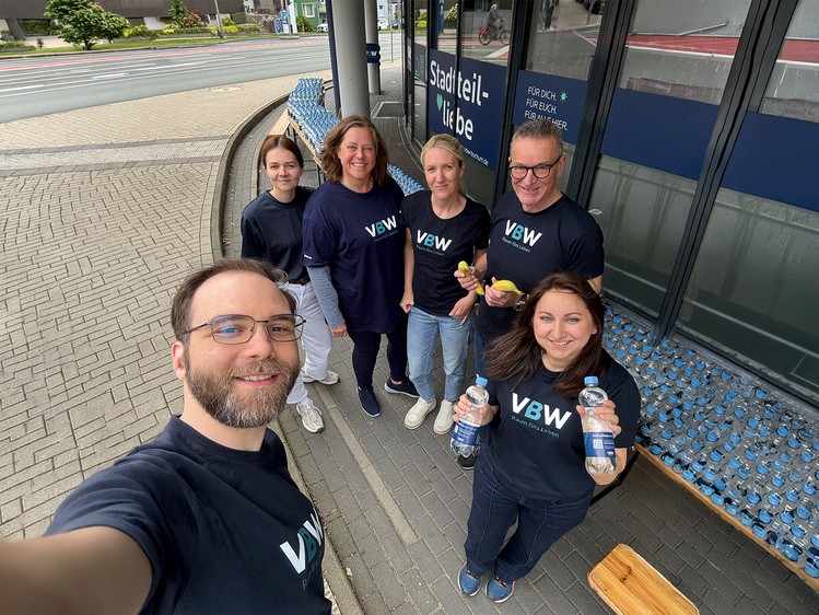 Die VBW war mit dem KundenCenter Süd eine von drei Wasserstationen. Insgesamt wurden vom Team 900 Wasserflaschen und 300 Bananen verteilt. Foto: Dominik Neugebauer, VBW