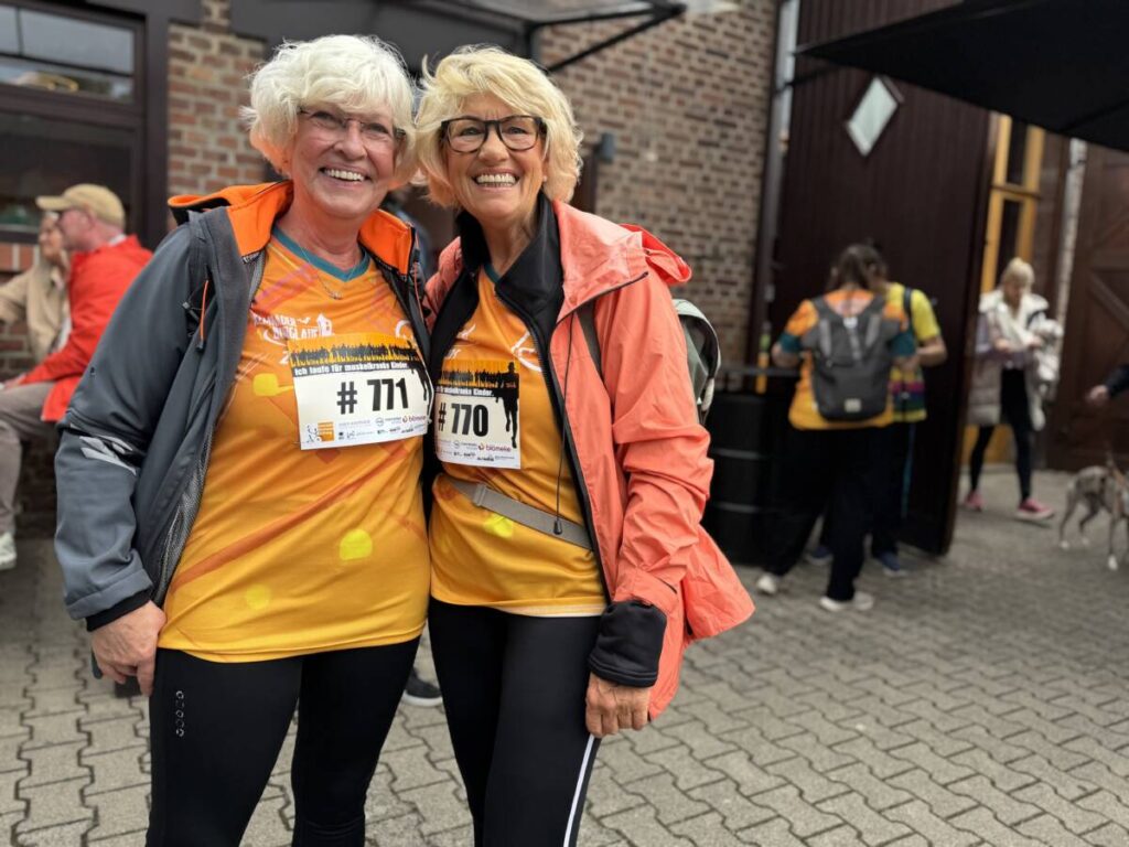 Valerie Wiethoff und Elke Hoelper machten bei den Walkern mit