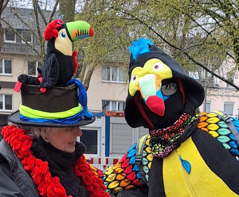 Marion Kensy, Vorsitzende des Vereins Gerther Treff, amüsierte sich beim Flohmarkt mit dem schrägen Vogel.