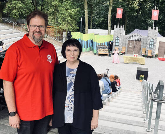 Daniel Guta (Volksbühne) und Elke Schlott (Kolpingspielschar) sorgen mit ihren Märchen auf der Waldbühne für Begeisterung bei Groß und Klein.