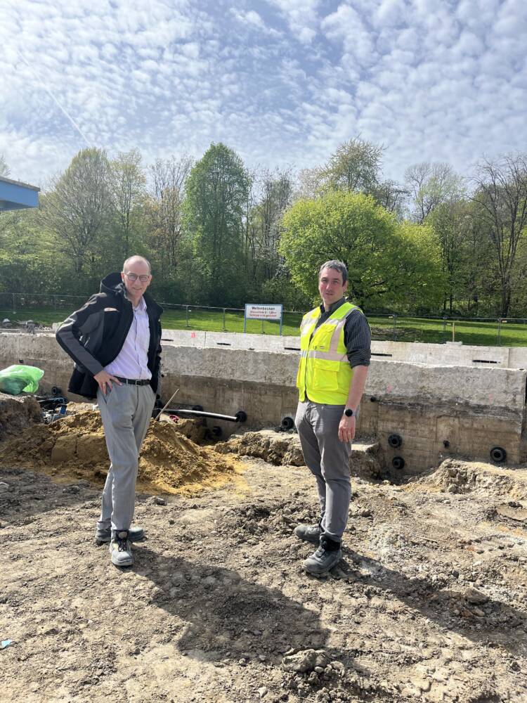 WasserWelten-Chef Marcus Müller (l.) und Technischer Leiter Stefan Gabriel auf der Baustelle Freibad Südfeldmark vor dem entkernten Wellenbecken.
