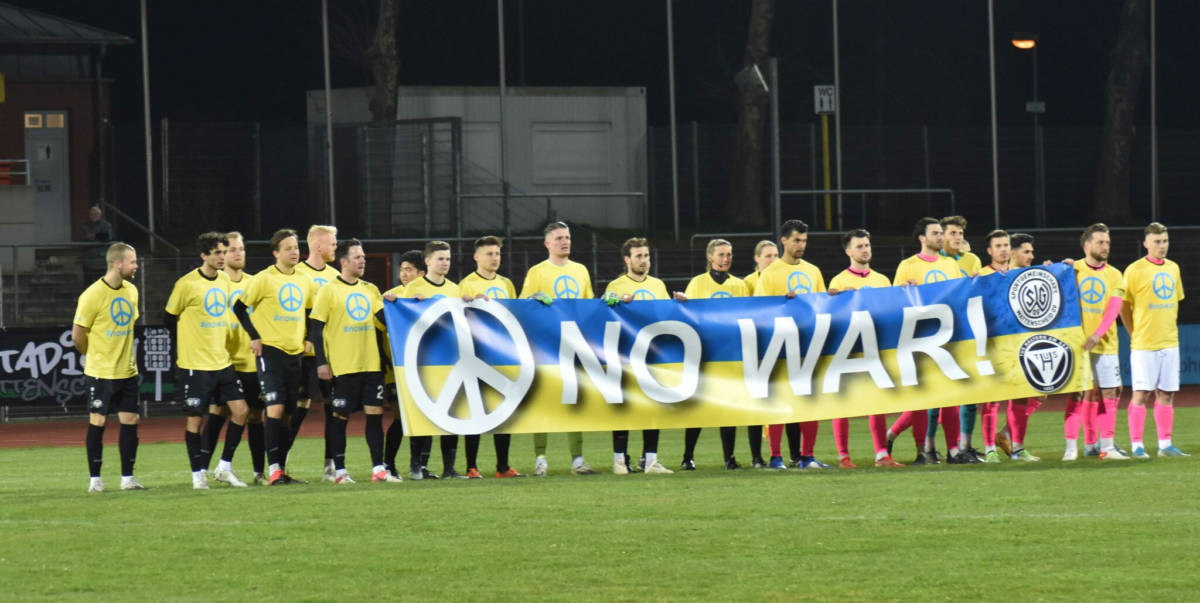 Ukraine-Krieg: Banner Aktion "No War" - SG Wattenscheid 09