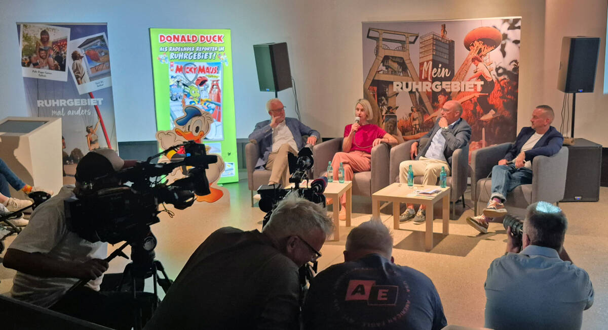 Volle Hütte bei der Pressekonferenz im Bergbaumuseum mit (v.l.) Garrelt Duin (RVR), Museumschefin Prof. Dr. Sunhild Kleingärtner, Axel Biermann (RTG) und Verlagsleiter Jörg Risken.