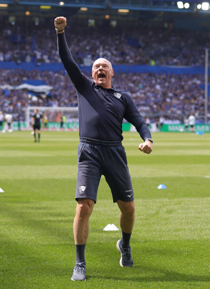Uwe Rösler, wie ihn die Fans des VfL Bochum kennen und lieben: in Jubelpose und kurzer Hose vor der Kurve. Foto: firo sportfotos