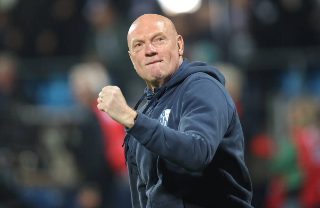 …und heute als Cheftrainer des VfL Bochum mit geballter Siegerfaust.