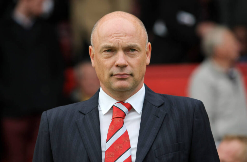 …mit Anzug und Krawatte in seiner Zeit in England 2011 als Teammanager des FC Brentford…