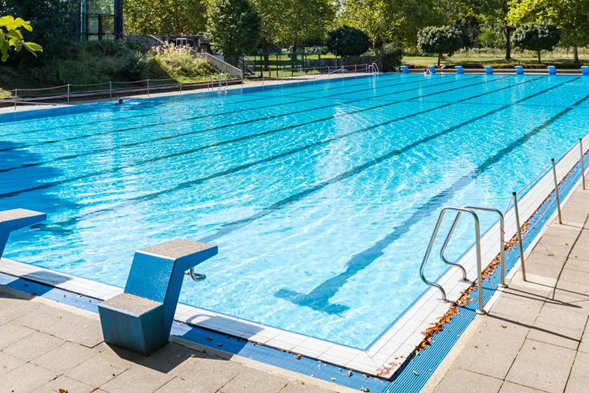 Hier soll am Samstag bei schönem Sommerwetter die Post abgehen: Die Sparkassen Pool Party steigt im Hallenfreibad Hofstede. Foto: WasserWelten Bochum