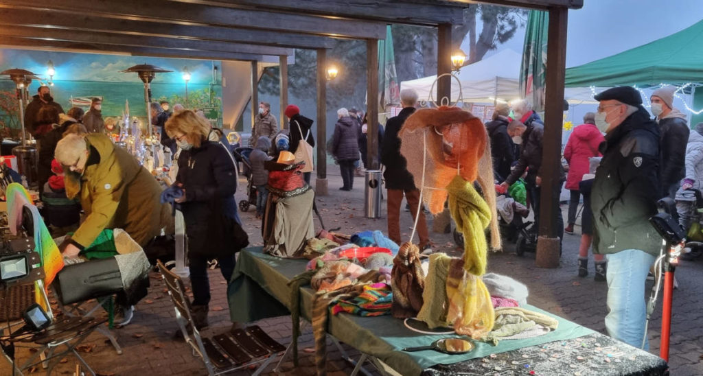 Ein Mini-Weihnachtsmarkt mit viel Besuch