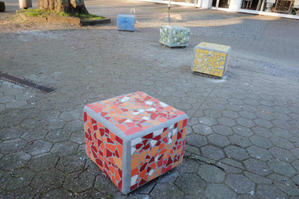 Grundschulkinder der Hans-Christian-Andersen-Schule haben gemeinsam mit einer Künstlerin die Mosaik-Poller entworfen und hergestellt