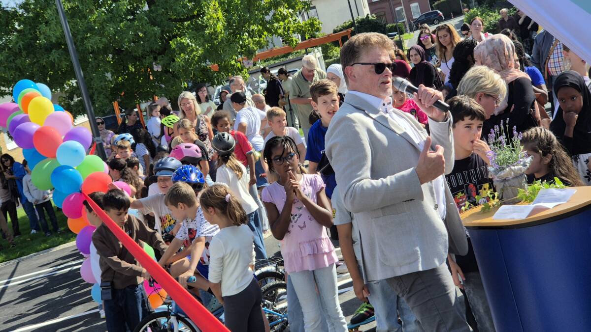 Bezirksbürgermeister Dr. Dirk Meyer bei der Eröffnung des umgestalteten Hofs der Grundschule Laer. Fotos (3): Eberhard Franken