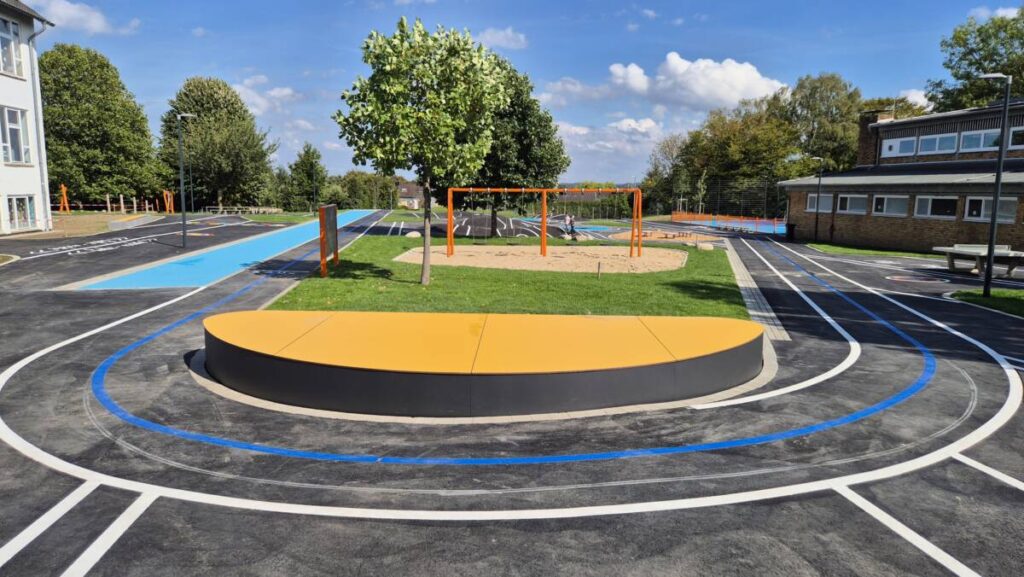 Zu den besonderen Attraktionen gehört der rund 450 Meter lange Rundlauf.