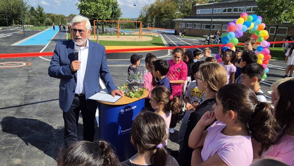 Noch bevor Oberbürgermeister Jörg Lukat das rote Band durchschneiden konnte, machten sich begeisterte Grundschüler ans Werk.
