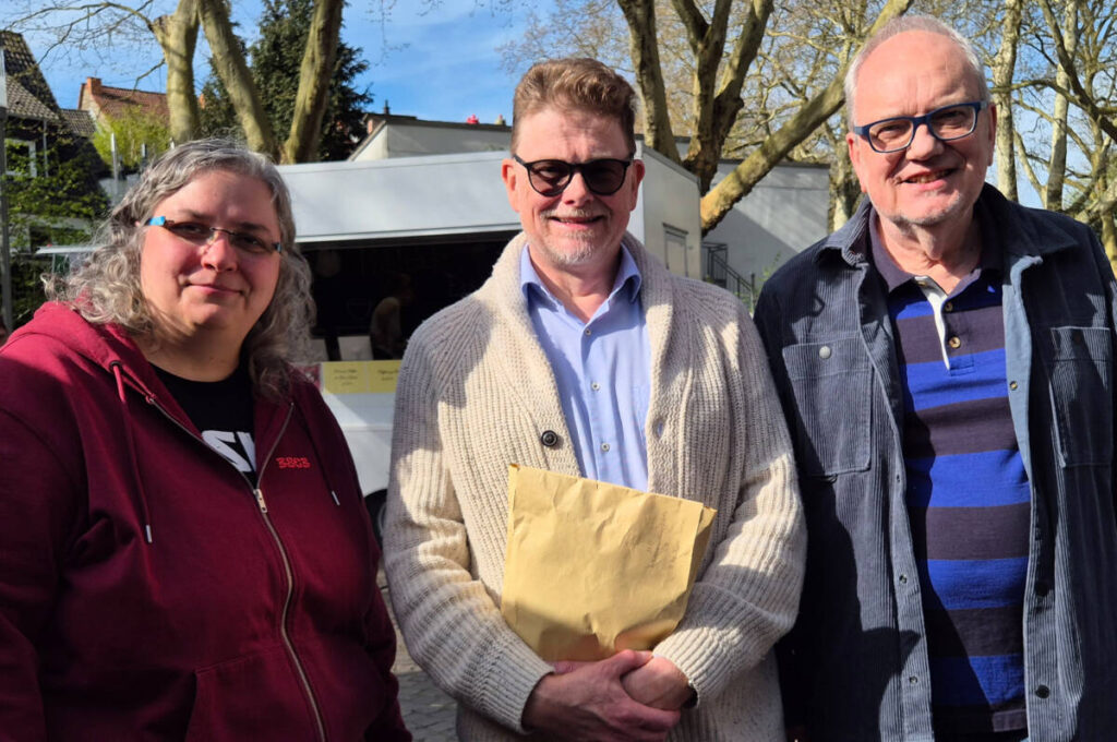Bezirksbürgermeister Dr. Dirk Meyer (M.) mit Sandra Schulze und dem Ex-Kollegen Detlef Kühlborn. Fotos (3): Franken