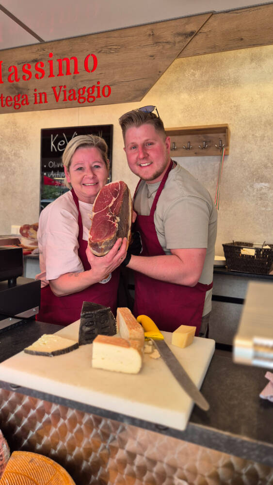 Auf dem Werner Marktplatz treffen sich mittwochs Genießer. Fotos: Eberhard Franken