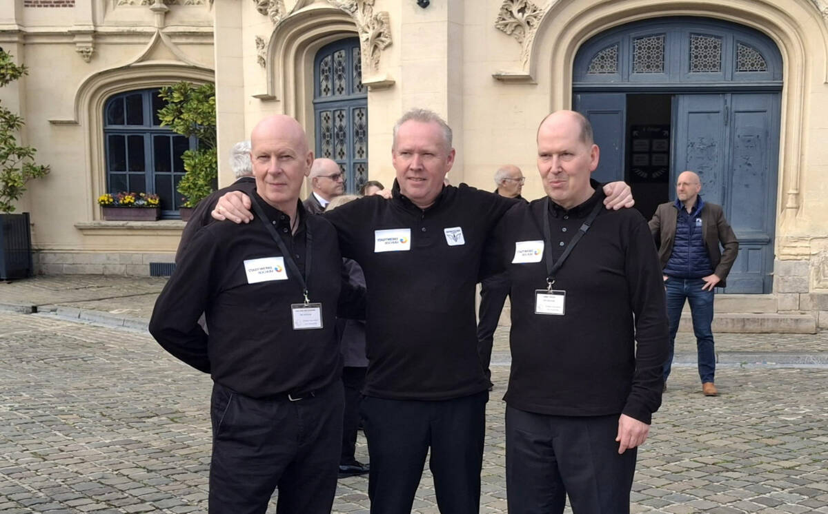 Vor dem Rathaus von Douai (von links): John van der Stappen, Michel van Silfhout und Ludger Havlik vom DBC Bochum 1926. Anlass war der Coupe d’Europe Classic. Foto: DBC