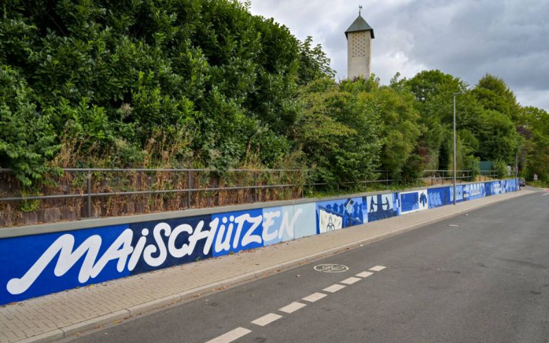 Historische und kulturelle Motive des Stadtteils Harpen hat das Künstler-Duo gestaltet. Aktuell geht es um die Maischützen. Foto: 23.07.2026. Foto: Lutz Leitmann / Stadt Bochum
