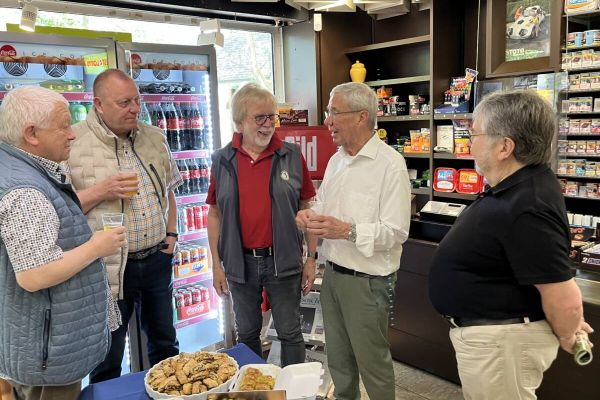 Jürgen Moshage (2.v.r.) verabschiedete sich mit einem kleinen Fest von seinen Kunden. Foto: privat