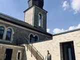 Die St. Nikolaus Kirche wurde erhalten. Der u-förmige Anbau fügt sich nahtlos an.