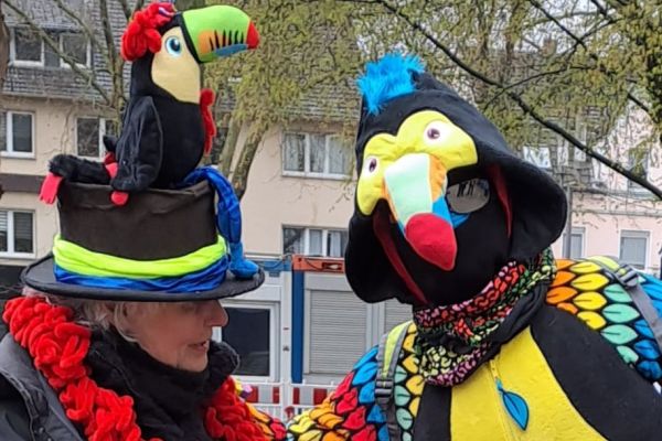 Marion Kensy, Vorsitzende des Vereins Gerther Treff, amüsierte sich beim Flohmarkt mit dem schrägen Vogel.