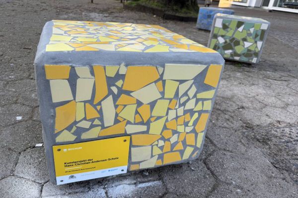 Grundschulkinder der Hans-Christian-Andersen-Schule haben gemeinsam mit einer Künstlerin die Mosaik-Poller entworfen und hergestellt
