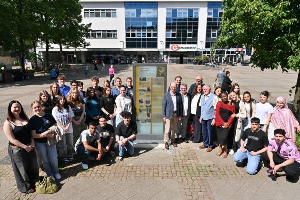 Zwölfte Stele auf dem Alten Markt übergeben
