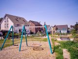 So sieht der neue Spielplatz an der Schleiermacherstraße aus. Die Anlage bietet vielfältige Spiel- und Aufenthaltsmöglichkeiten für Kinder, Familien und Anwohnende. Foto: Dennis Yenmez/Stadt Bochum