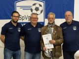 Das Urgestein der Spielvereinigung wurde bei der Jahreshauptversammlung ausgezeichnet. Das Foto zeigt von links: Sven Schroers (Jugendleiter), Arnd Most (Vorsitzender), Walter Block (seit 68 Jahren Mitglied und frisch ernannter Ehrenspielführer), Volker Wischmeier (Geschäftsführer).
