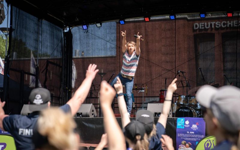 Michael Wurst ist ein Chamäleon mit Herz, nicht nur in der Musik: Er ist Sänger, Entertainer, Moderator und Stadionsprecher.