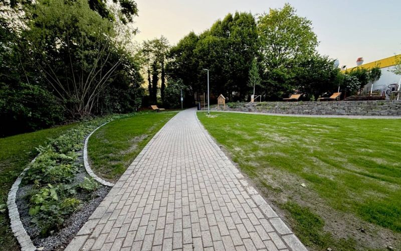 Auf rund 1.400 Quadratmetern bietet die neue Grünfläche Platz zum Spielen, Entspannen und für Begegnungen in der Nachbarschaft. Foto: Kira Kornhorst