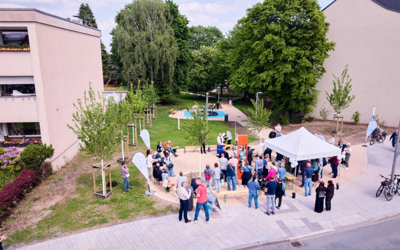 Oberbürgermeister Jörg Lukat eröffnete gemeinsam mit Staatssekretärin Sabine Poschmann die modernisierte Grünverbindung „Auf dem Kreuz“ in Bochum-Laer. Im Rahmen des bundesweiten Tags der Städtebauförderung fand zuvor ein Stadtteilspaziergang durch Laer statt. +++ Foto: Dennis Yenmez/Stadt Bochum