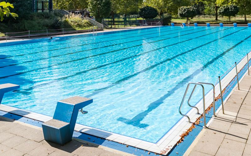 Hier soll am Samstag bei schönem Sommerwetter die Post abgehen: Die Sparkassen Pool Party steigt im Hallenfreibad Hofstede. Foto: WasserWelten Bochum