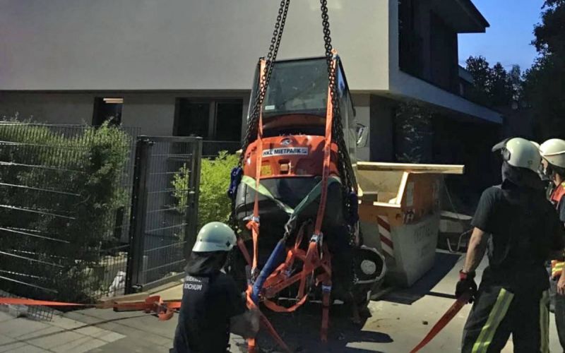 Unfall mit einem Mini-Bagger auf einer Baustelle in Höntrop