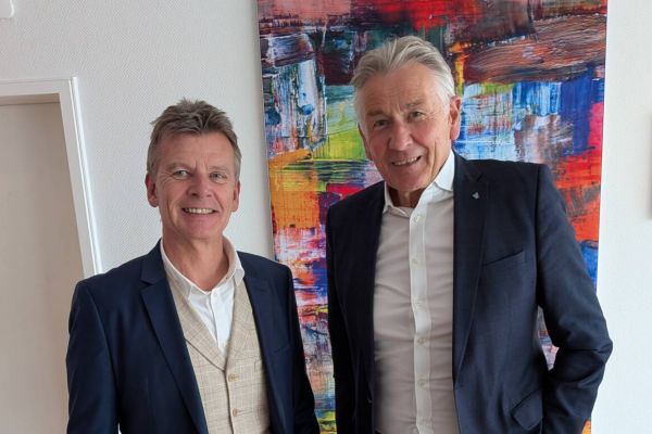 Hauptgeschäftsführer Michael Bergmann (l.) freut sich auf die Zusammenarbeit mit Hochschulbotschafter Professor Jürgen Bock. / Credit: IHK Mittleres Ruhrgebiet