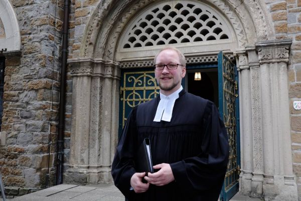 Pfarrer Till Jonas Weiß offiziell eingeführt